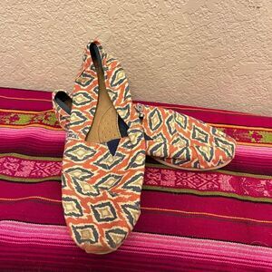 EUC TOMS Canvas Peach, Gray, Blue Geometric Pattern Comfort Casual Flats  8.5